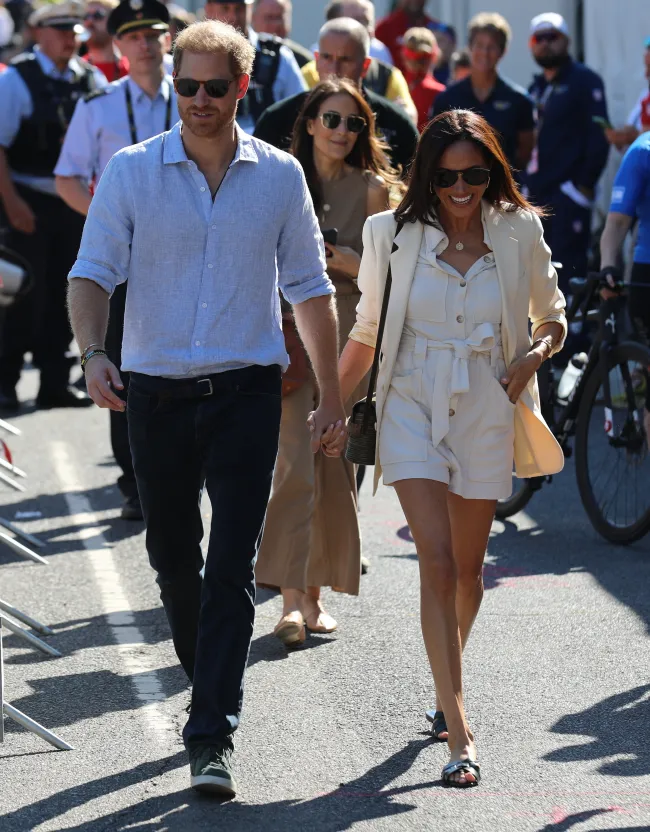 El príncipe Harry y Meghan Markle caminando