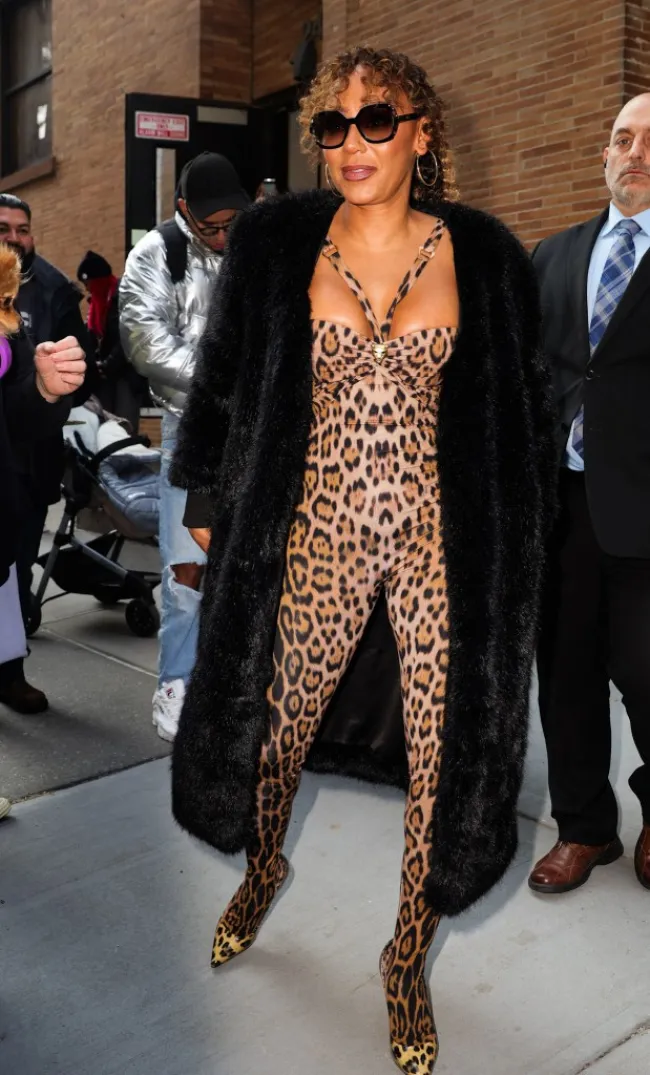 Mel B de las Spice Girls vista vestida con estampado de leopardo al salir del Tamron Hall Show esta mañana en la ciudad de Nueva York