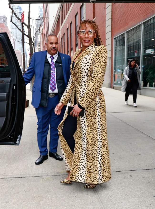 Mel B sale del show de Drew Barrymore vistiendo una gabardina con estampado de leopardo en la ciudad de Nueva York.