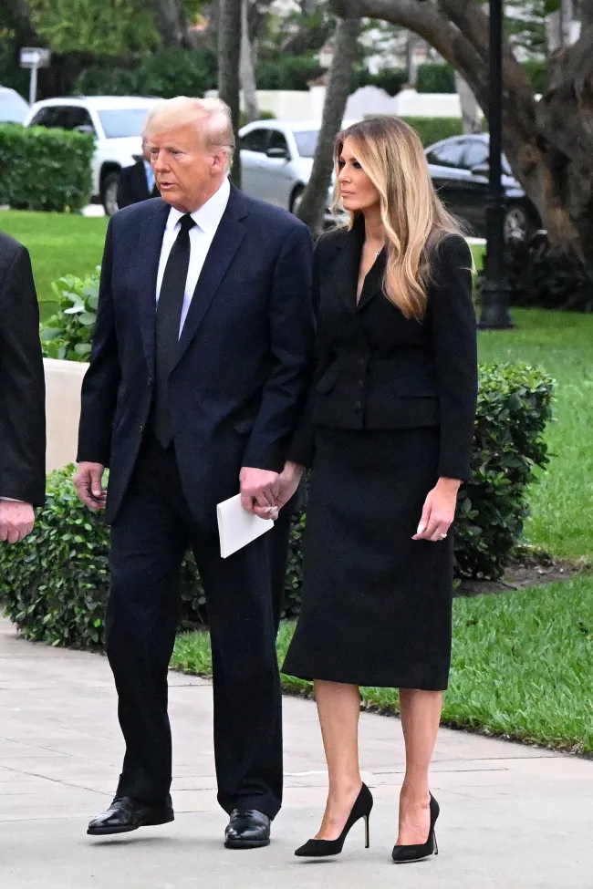 Melania Trump y Donald Trump en el funeral de su madre.