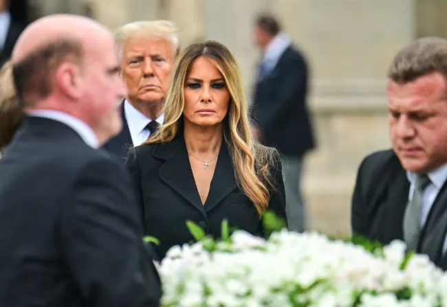 Melania Trump en el funeral de su madre.