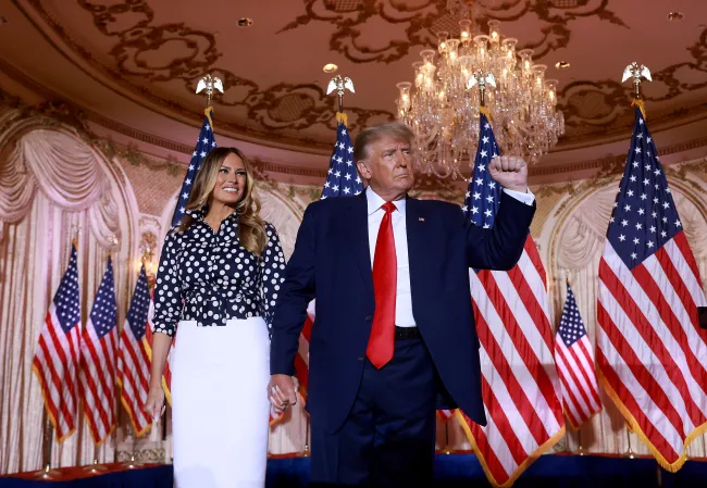 Melania Trump y Donald Trump en un evento político.