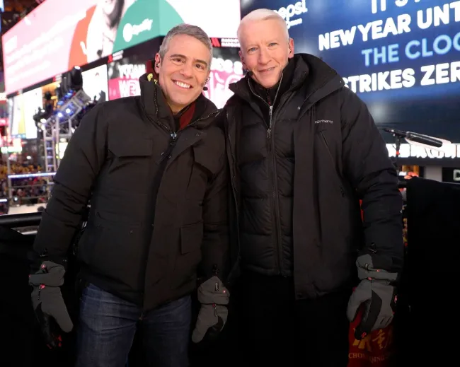 Andy Cohen y Anderson Cooper frente a la cámara para la víspera de Año Nuevo.