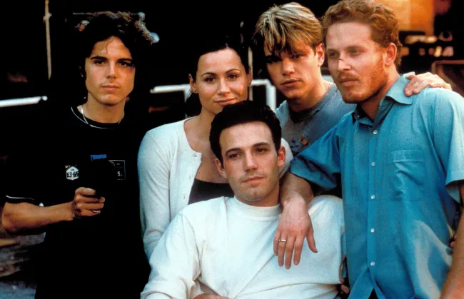 Casey Affleck, Minnie Driver, Ben Affleck, Matt Damon, Cole Hauser posando juntos