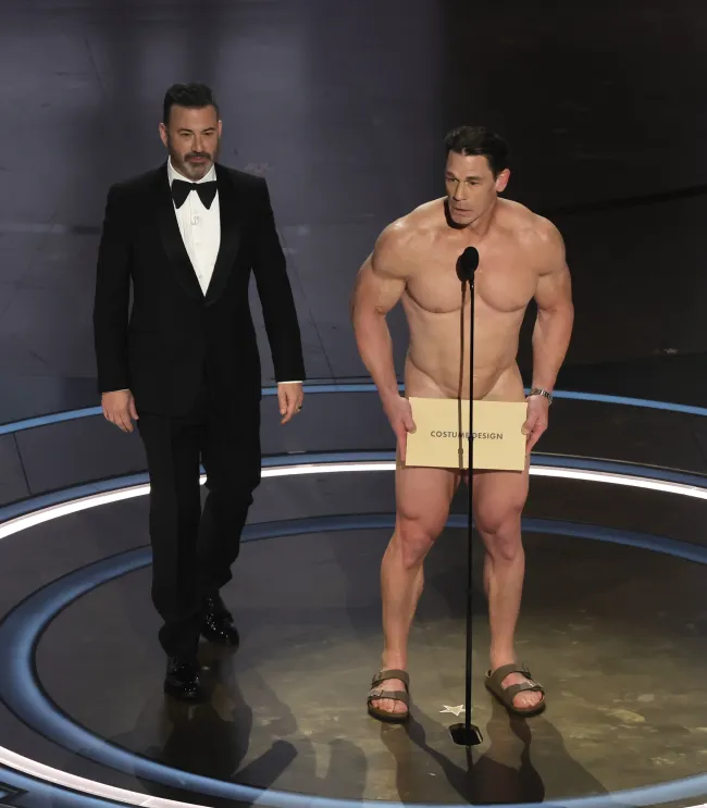 Jimmy Kimmel en el escenario y John Cena sin ropa en los Oscar 2024