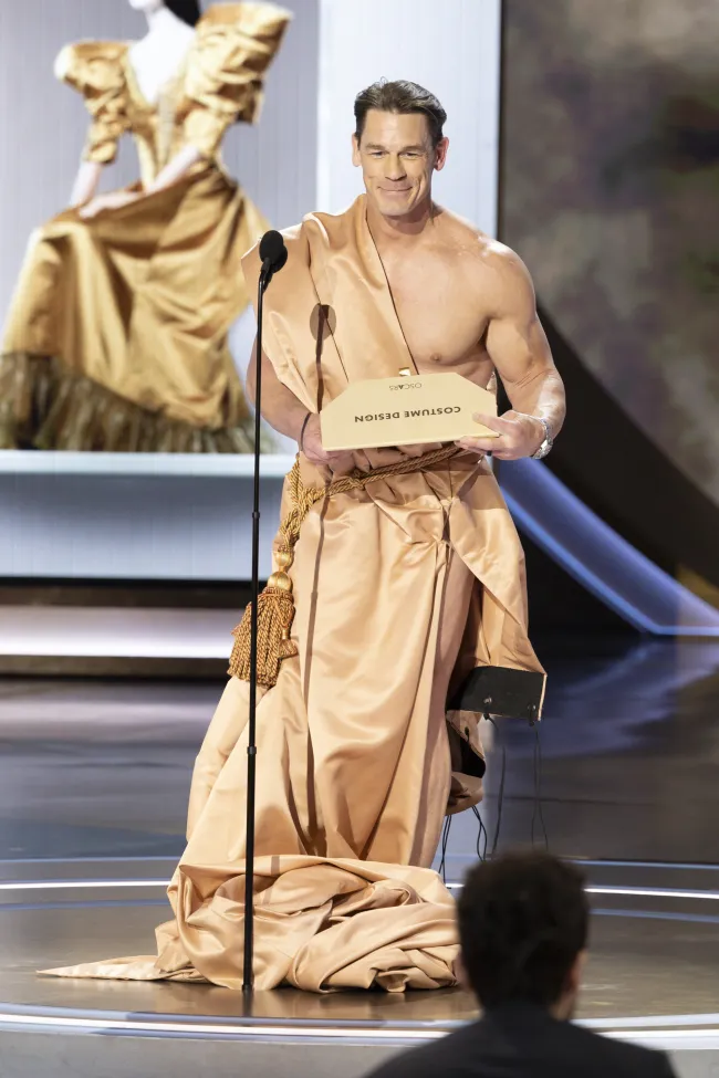 John Cena con toga en los Oscar 2024