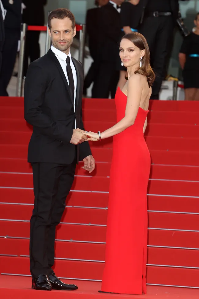 Natalie Portman y Benjamin Millepied tomados de la mano en el Festival de Cine de Cannes.