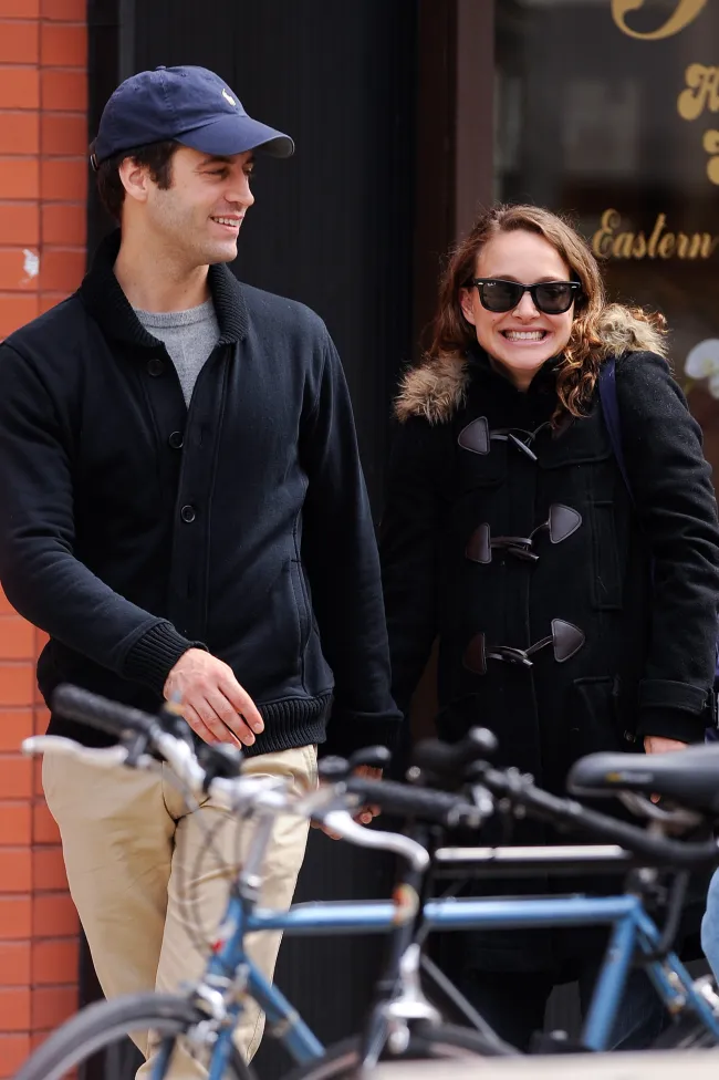 Natalie Portman y Benjamin Millepied sonriendo.
