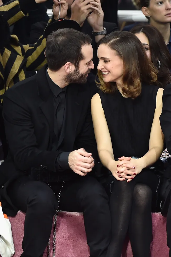 Benjamin Millepied y Natalie Portman se miran con cariño.
