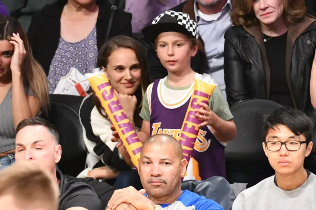 natalie portman con su hijo en un partido de los Lakers