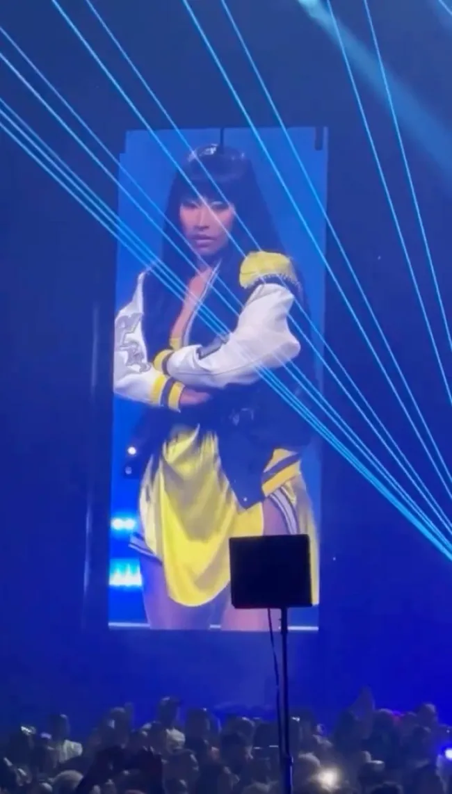 Nicki Minaj parece disgustada con la multitud en Orlando después de un mal funcionamiento del vestuario.