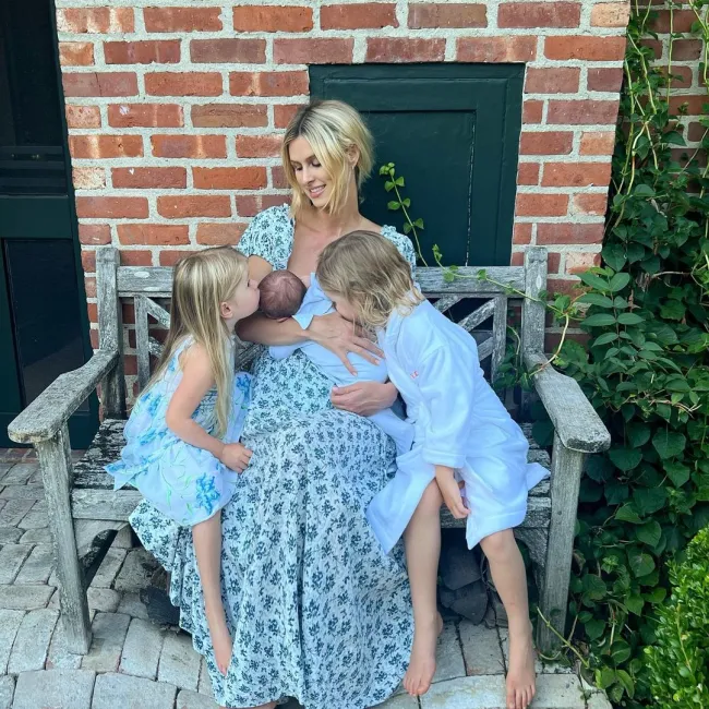 Nicky Hilton y sus tres hijos.
