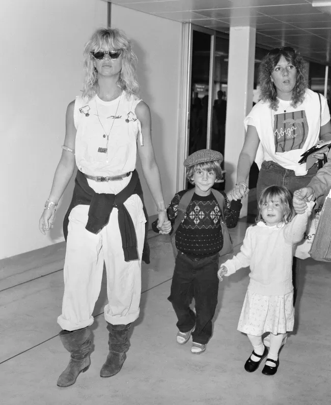 Goldie Hawn con el joven Oliver Hudson y su hija Kate