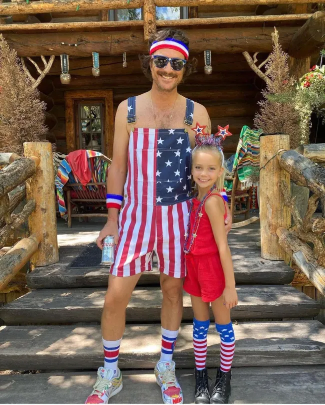 Oliver Hudson y su hija vestidos con atuendo patriótico.