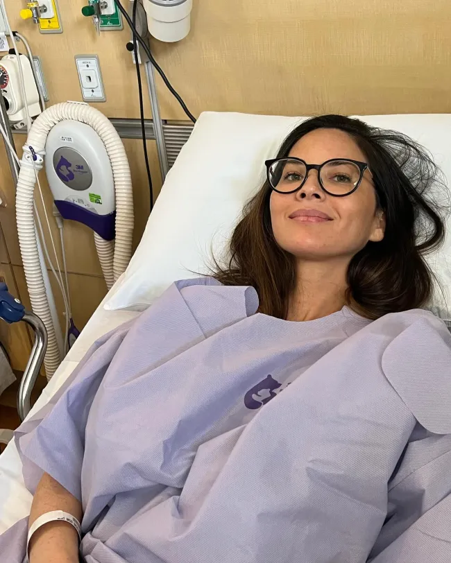 Olivia Munn acostada en una cama de hospital