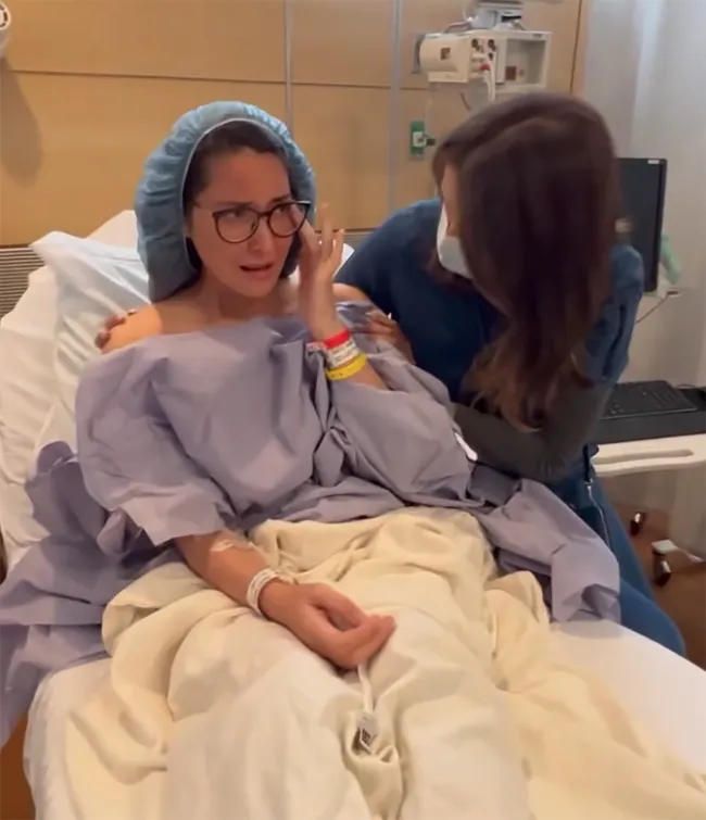 Olivia Munn llorando en una cama de hospital junto a su mamá