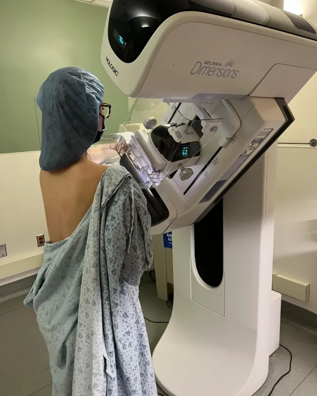 olivia munn haciéndose una mamografía