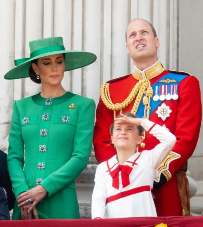 Kate Middleton y el príncipe William con su hija, la princesa Charlotte.