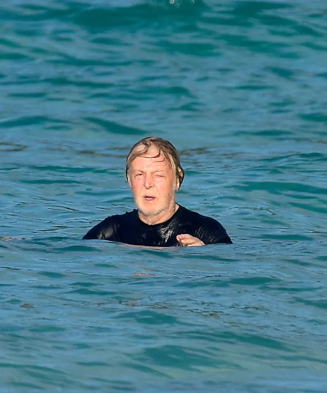 Paul McCartney nadando en St. Barts