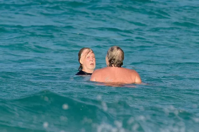 Paul McCartney y un amigo nadando en St. Barts