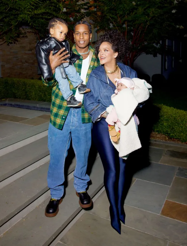 Rihanna y A$AP Rocky posan con sus hijos, RZA y Riot.