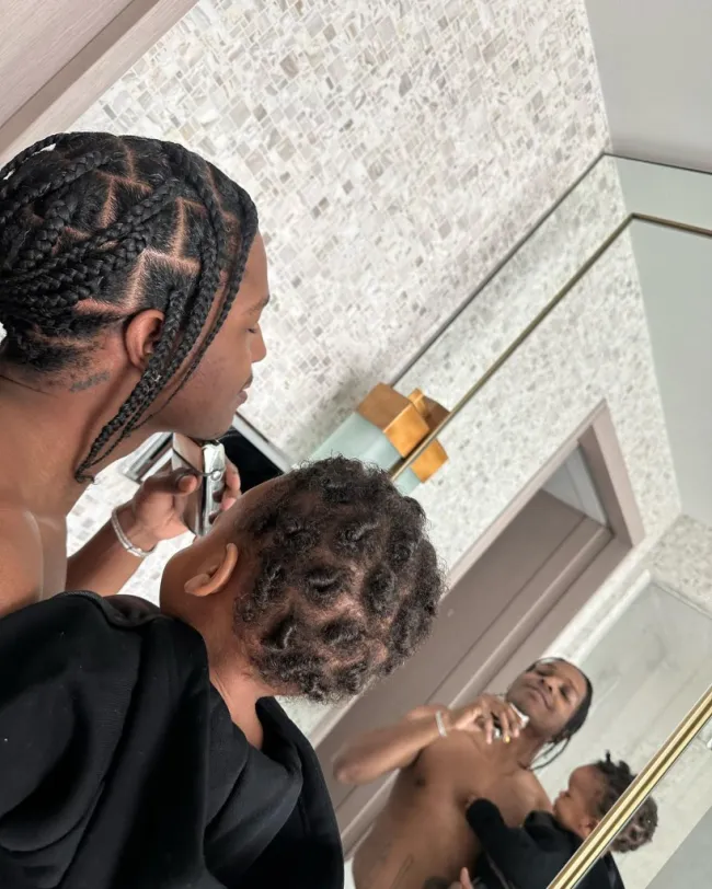 A$AP Rocky posa en el espejo con su hijo.