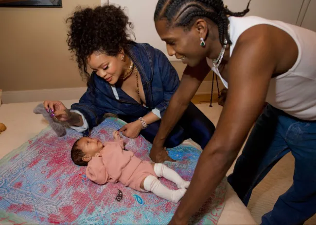 Rihanna y A$AP Rocky posan con el bebé Riot.