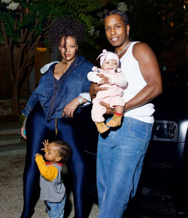 Rihanna y A$AP Rocky posan con sus hijos.
