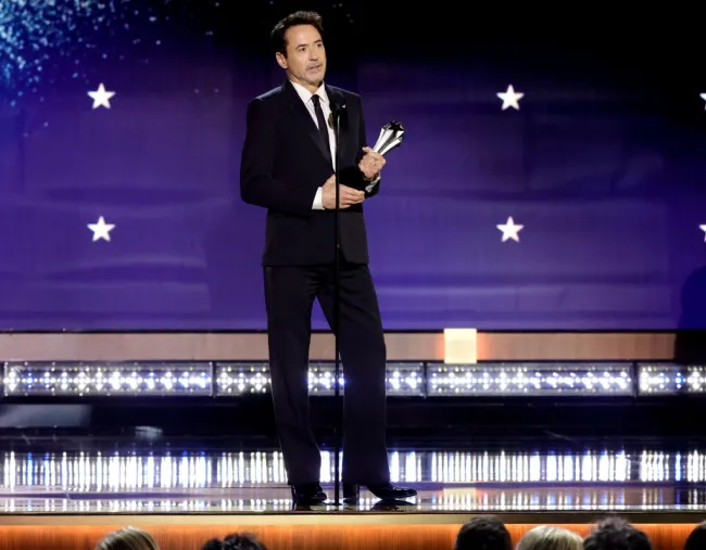 Robert Downey Jr. en el escenario de los Golden Globe Awards.