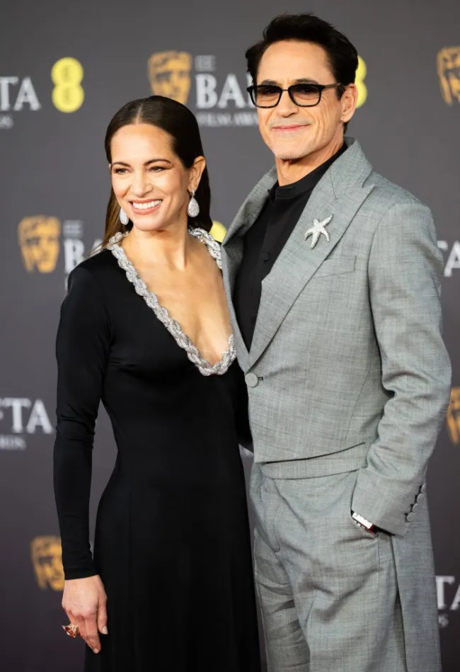 Robert Downey Jr. y su esposa Susan Downey sonríen en el almuerzo de los nominados a los Oscar.