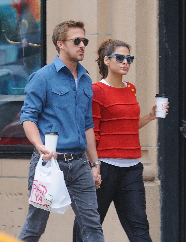 Ryan Gosling y Eva Mendes se dan la mano en Nueva York