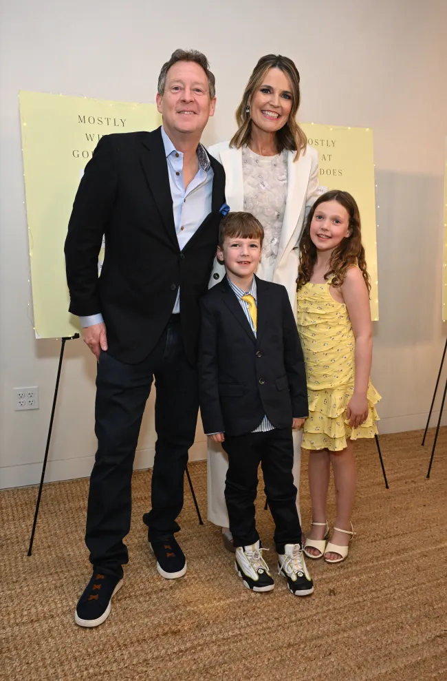 Savannah Guthrie posando con Mike Feldman y sus hijos