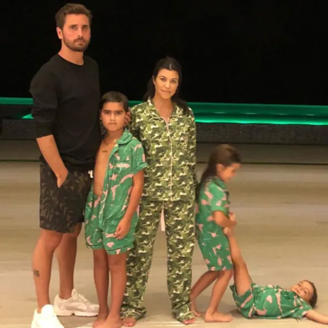Scott Disick, Kourtney Kardashian y sus tres hijos.