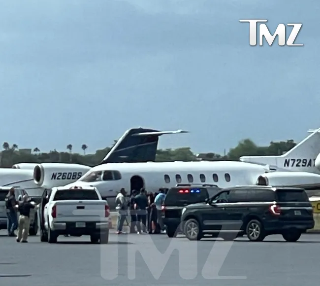 Sean 'Diddy' Combs habla con los federales en el aeropuerto mientras arrestan a una supuesta mula de drogas