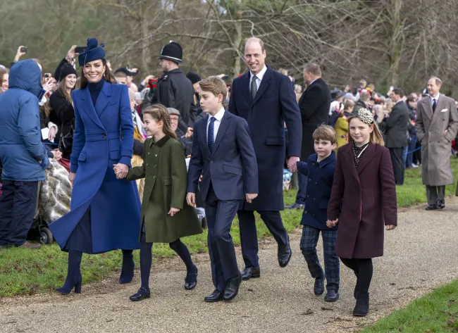 Kate Middleton y el príncipe William paseando con niños.