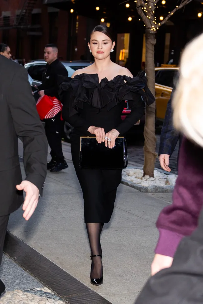 Selena Gomez con vestido negro en Nueva York