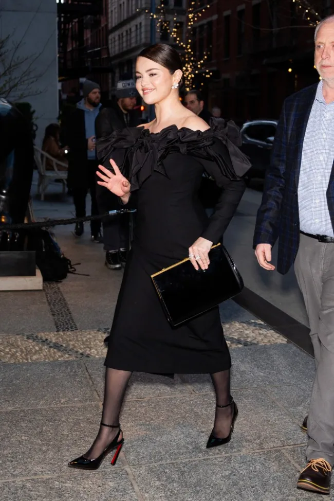 Selena Gomez con vestido negro en Nueva York