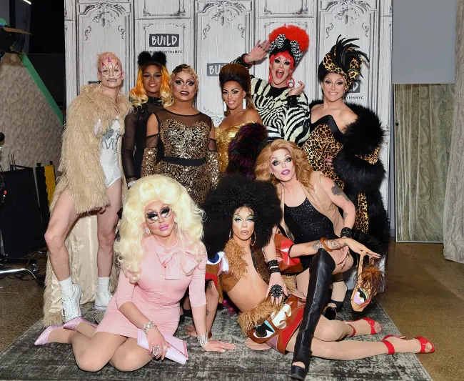 Milk, Chi Chi DeVayne, Kennedy Davenport, Shangela, Thorgy Thor, BenDeLaCreme, Trixie Mattel, Aja y Morgan McMichaels posando para una foto