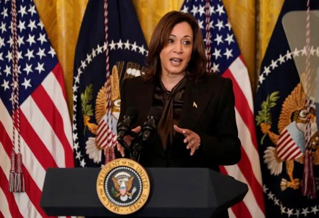 La vicepresidenta Kamala Harris pronuncia un discurso en la Casa Blanca.