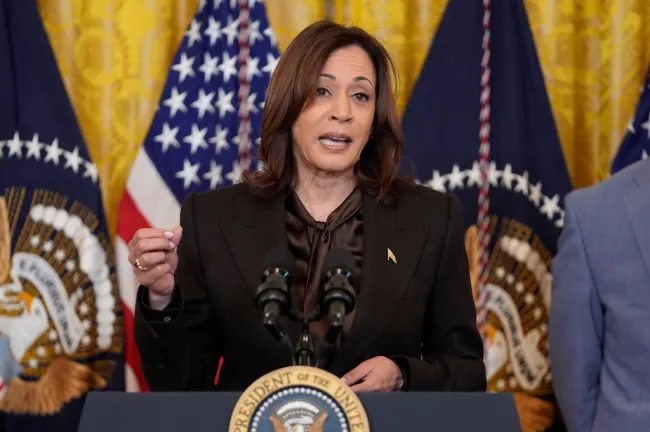 La vicepresidenta Kamala Harris pronuncia un discurso en la Casa Blanca.