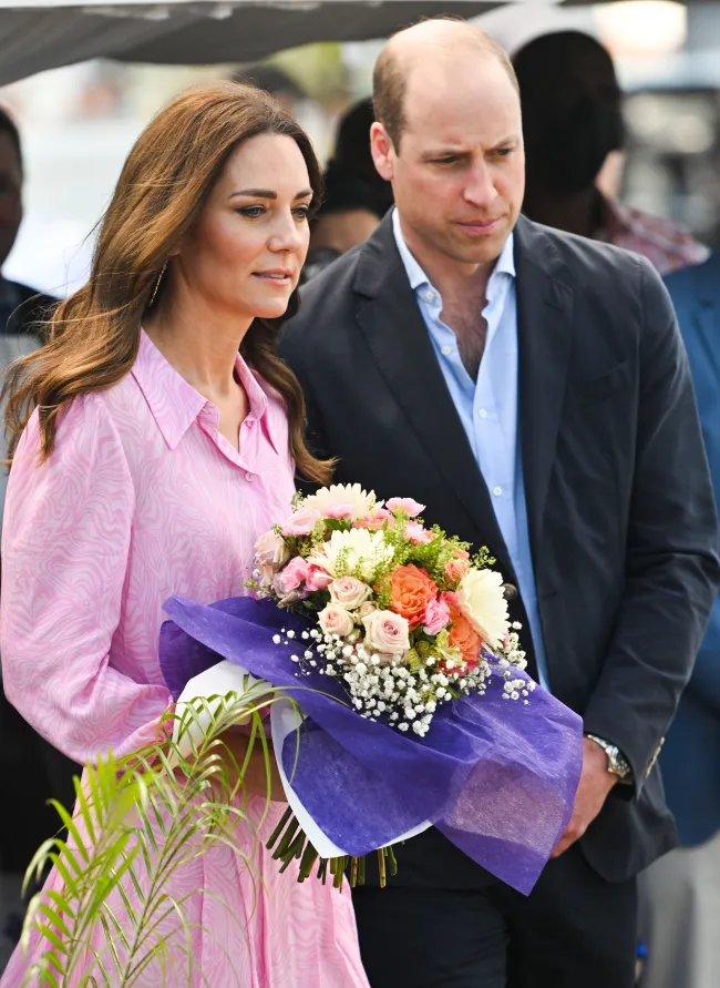 Kate Middleton sosteniendo flores junto al Príncipe William.