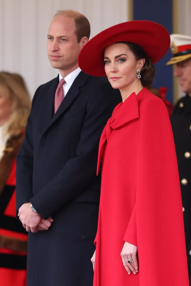 El príncipe William y Kate Middleton de pie