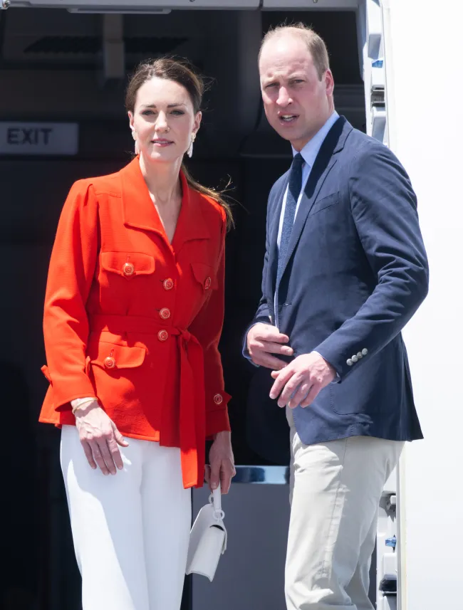Kate Middleton y el príncipe William de pie