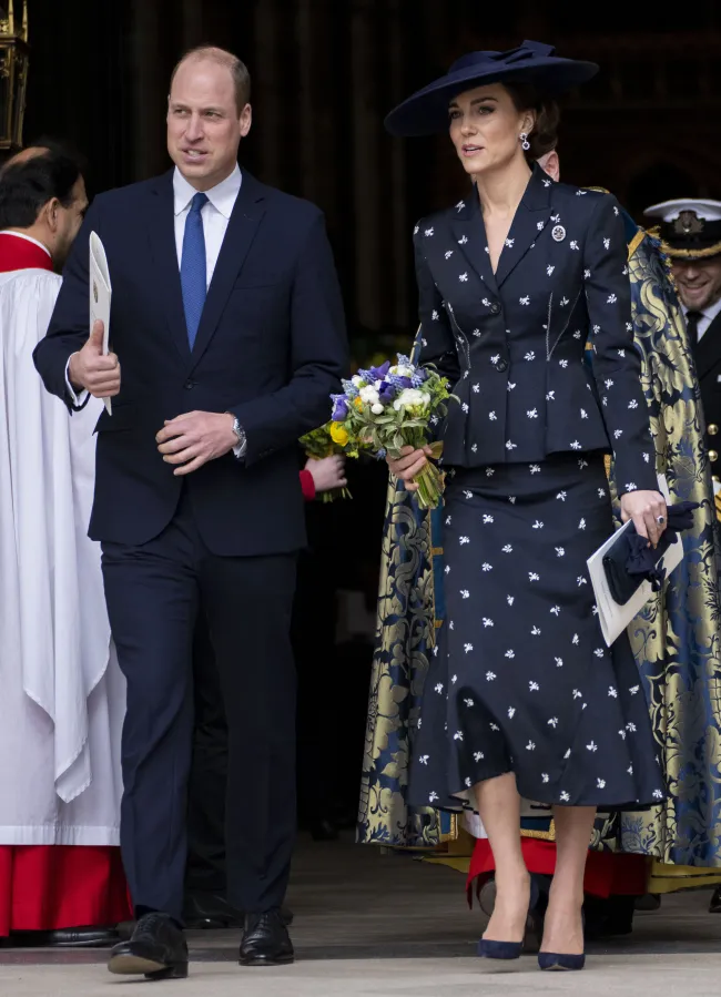El príncipe William y Kate Middleton caminando