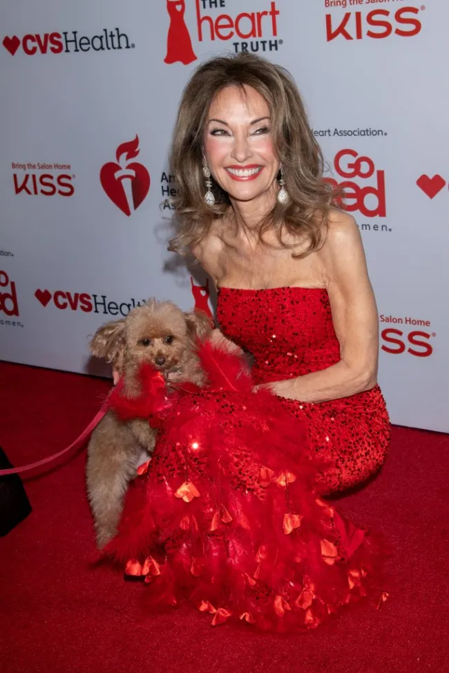 Susan Lucci en el concierto de la colección de vestidos rojos de la American Heart Association 2024