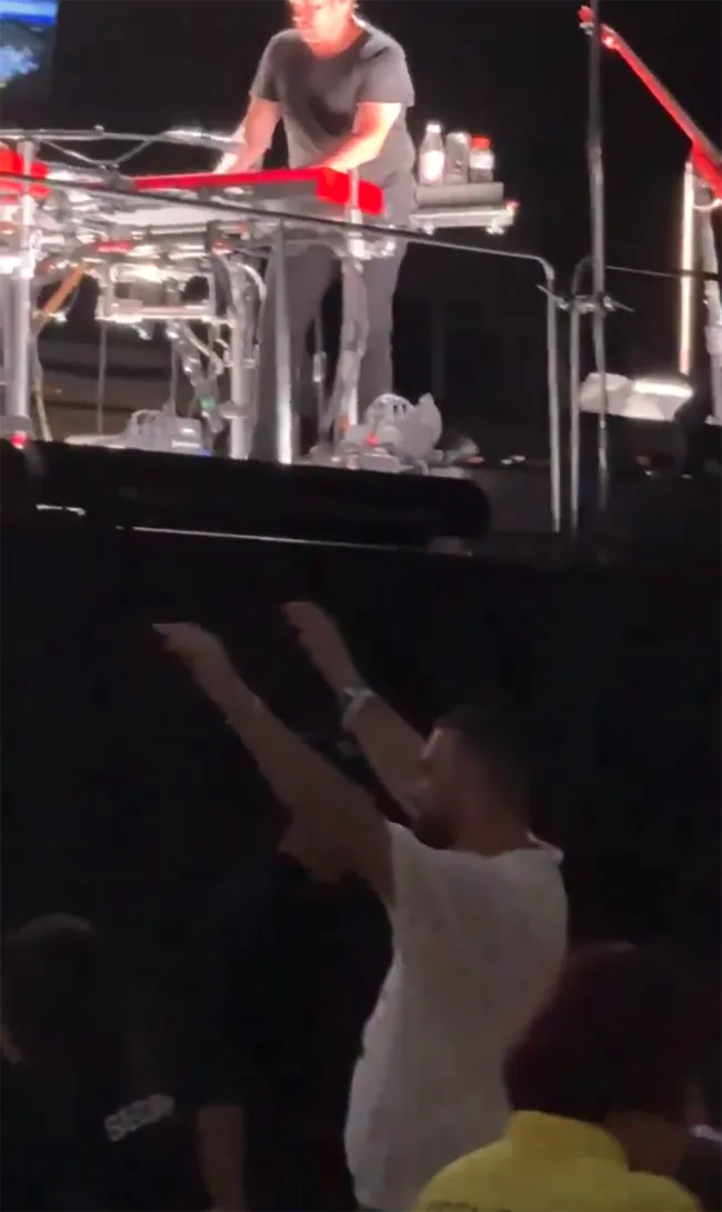 Travis Kelce bailando en el concierto de Taylor Swift