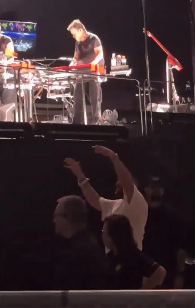 Travis Kelce bailando en el concierto de Taylor Swift