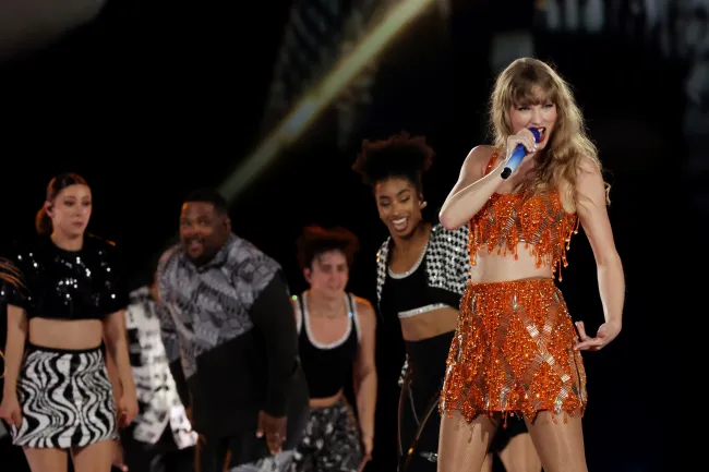 Taylor Swift cantando en el escenario