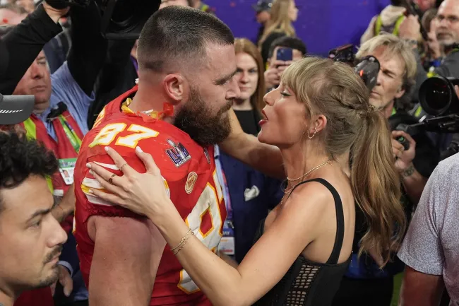 Taylor Swift abraza a Travis Kelce en el campo de fútbol