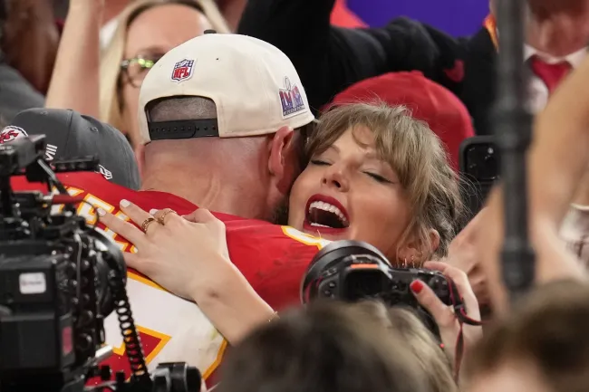 Taylor Swift abraza a Travis Kelce después de ganar el Super Bowl